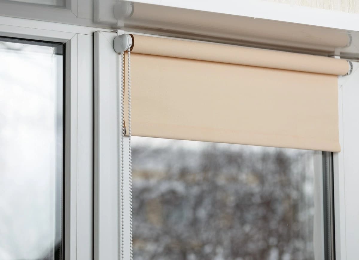 Jak czyścić rolety i żaluzje? Praktyczne porady na każdy sezon