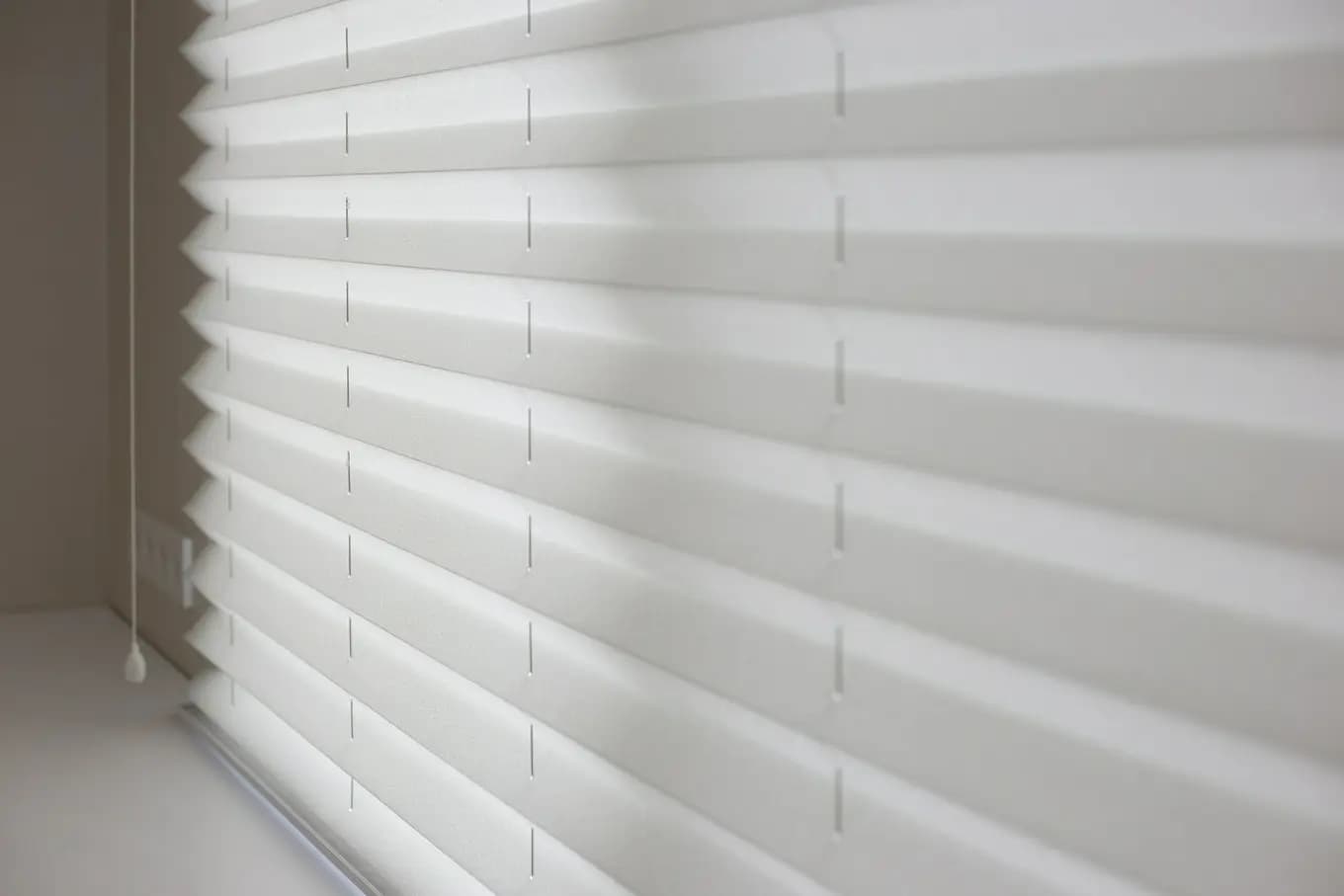 Plisy okienne — elegancka ochrona przed słońcem na każde okno