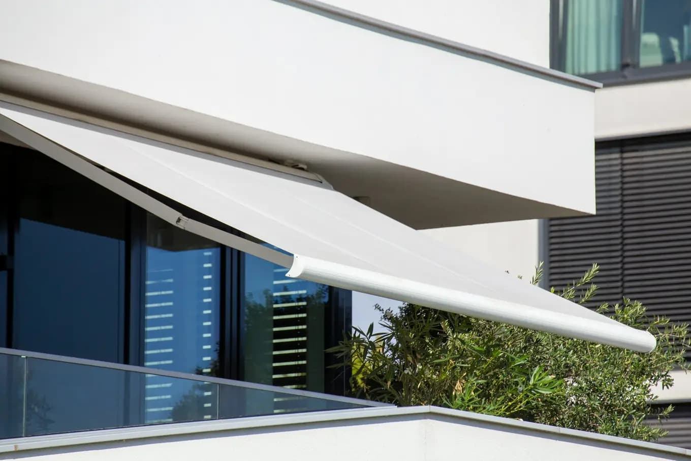 Dlaczego warto zainwestować w markizy balkonowe?
