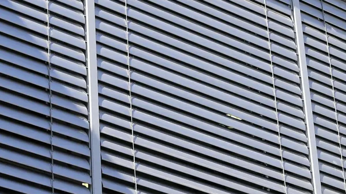 Rolety zewnętrzne czy żaluzje fasadowe? Porównanie, wady i zalety