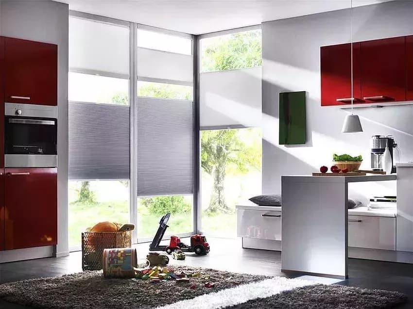 Plisy okienne — regulacja światła w obu kierunkach