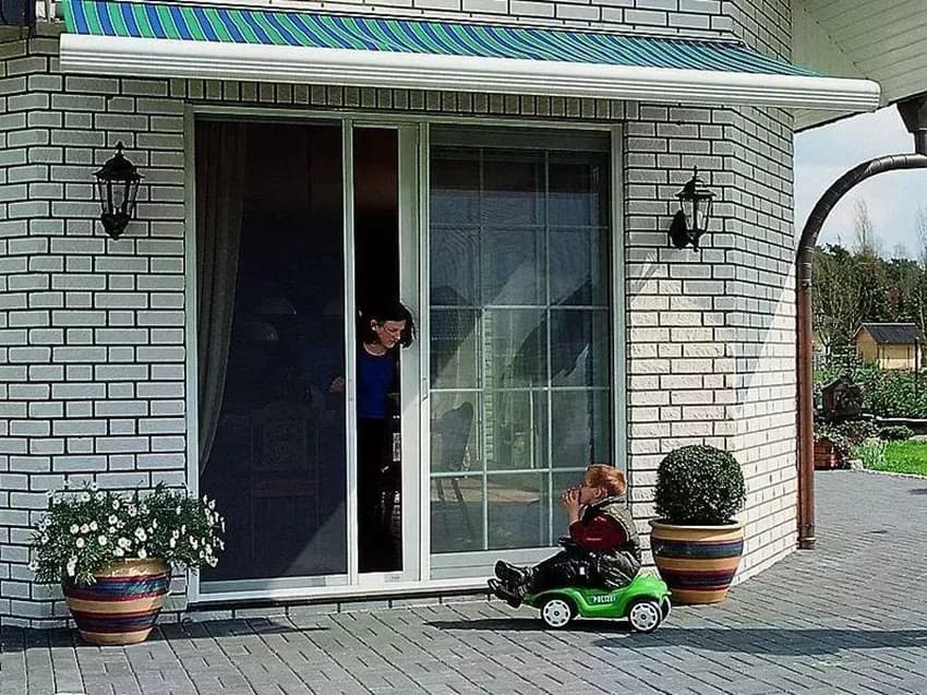 Moskitiera ramkowa zamontowana na oknie