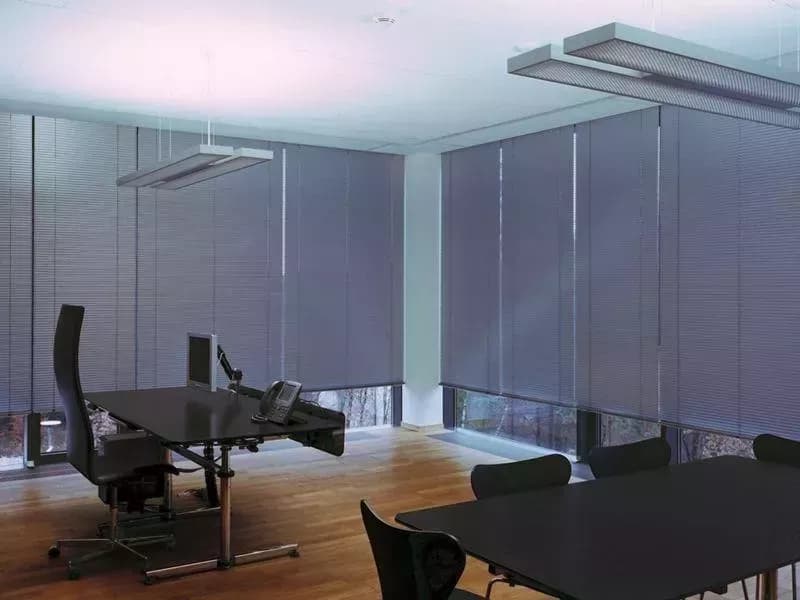 Żaluzje aluminiowe — biuro