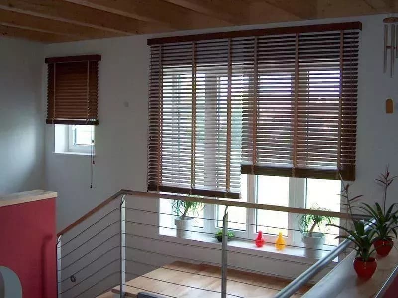 Żaluzje drewniane — salon