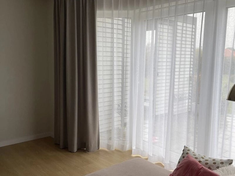 Firany w salonie — Deszczno