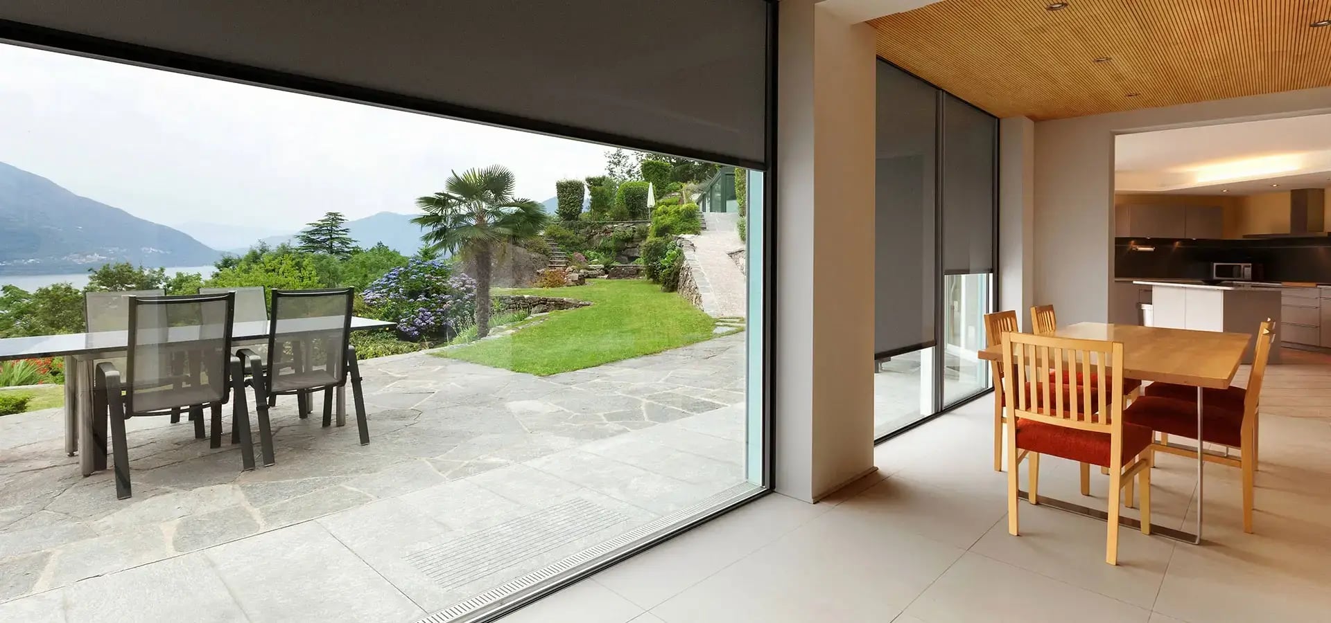 Salon z eleganckimi roletami