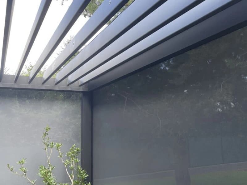 Refleksole na pergoli w Janczewie — widok całościowy